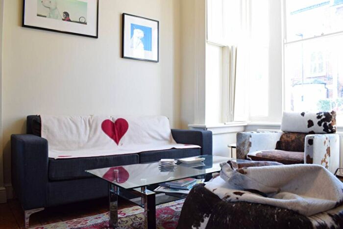 2 Bedroom Flat To Rent In Avenell Road, London ., N5