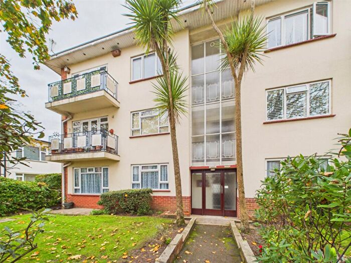 2 Bedroom Apartment For Sale In Twynham Road, Bournemouth, Dorset, BH6
