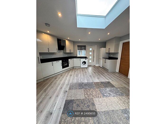 2 Bedroom Flat To Rent In Balmoral Drive, Woking, GU22