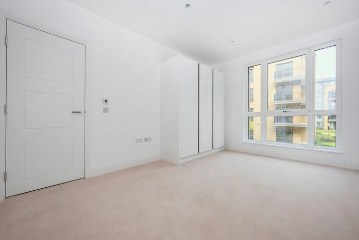 2 Bedroom Flat To Rent In Pinewood Gardens, Teddington, TW11