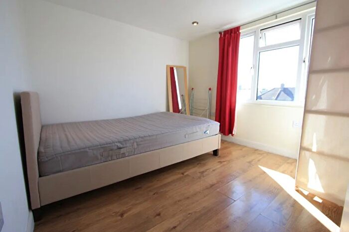 Studio To Rent In Lymington Close, London, SW16