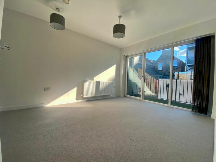 2 Bedroom Flat To Rent In Tooting High Street, London, SW17