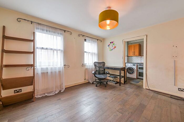 1 Bedroom Flat For Sale In Penn Court, Hammersmith, London, W14