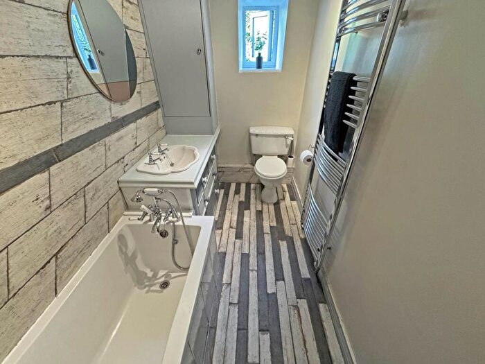 2 Bedroom Cottage For Sale In Buckstones Road, Shaw, Oldham, OL2