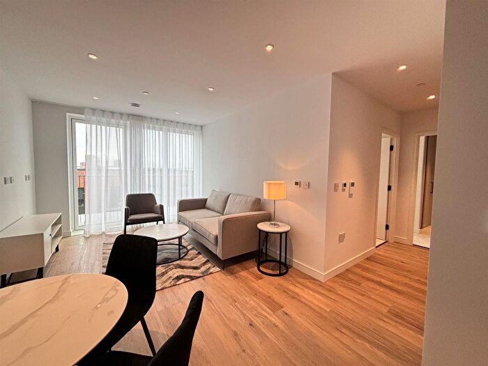 2 Bedroom Flat To Rent In Cedrus Avenue, Southall, UB1