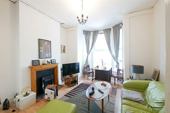 2 Bedroom Apartment To Rent In Somerfield Road, Finsbury Park, N4
