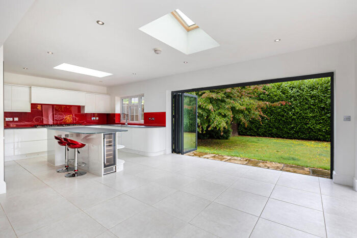 5 Bedroom House To Rent In Drynham Park, Weybridge, KT13