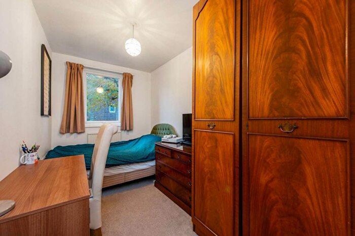 2 Bedroom Flat To Rent In Campbell Road, Mile End, London, E3