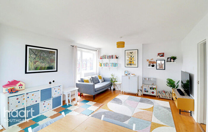 3 Bedroom Flat For Sale In Bowes Road, London, N11