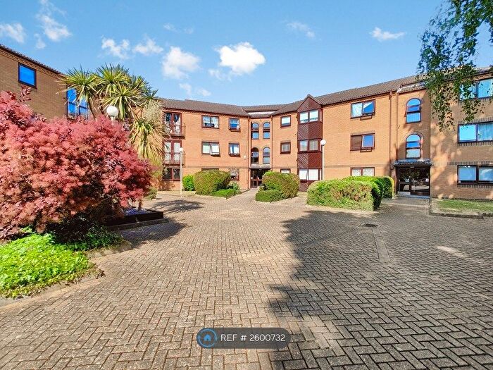 1 Bedroom Flat To Rent In Westgate Court, Waltham Cross, EN8