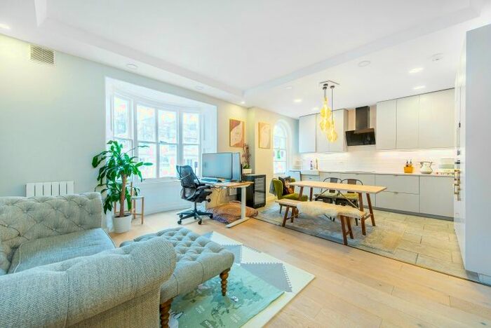 2 Bedroom Flat To Rent In Gloucester Terrace, London W2