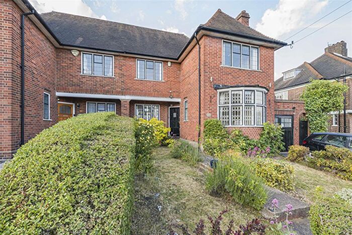 5 Bedroom Semi-Detached House For Sale In Brim Hill, N2