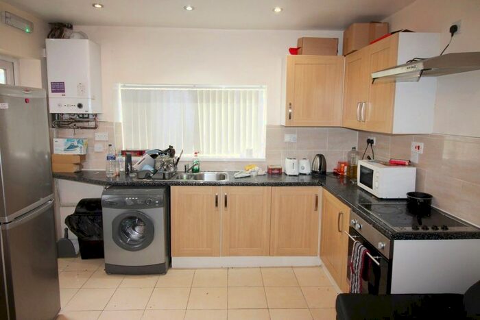 2 Bedroom Flat To Rent In Cardigan Road, Leeds, West Yorkshire, LS6