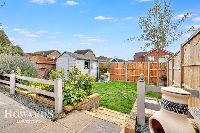 3 Bedroom Detached House For Sale In Dovedale, Lowestoft, NR33