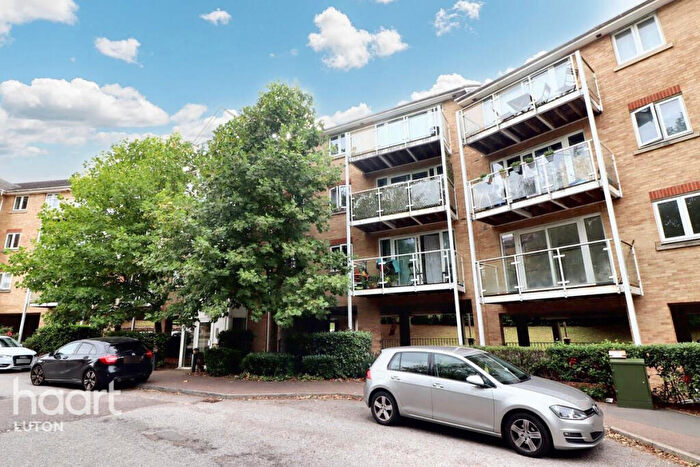 2 Bedroom Apartment For Sale In Foxglove Way, Luton, LU3