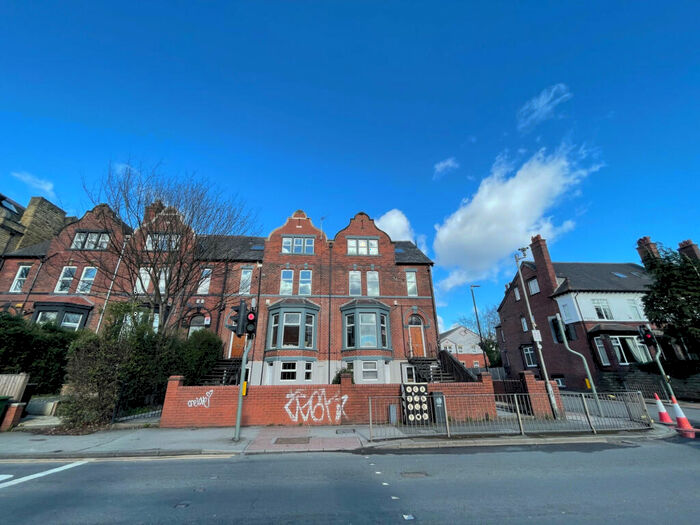 2 Bedroom Apartment To Rent In Cardigan Road, Leeds, West Yorkshire, LS6