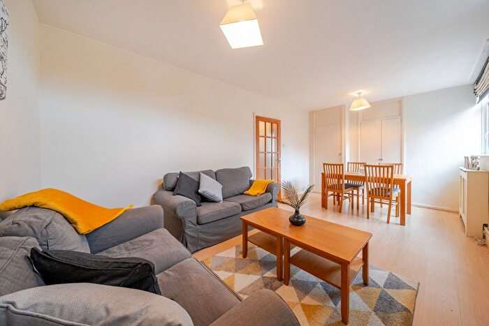 2 Bedroom Flat For Sale In Childebert Road, Balham, London, SW17