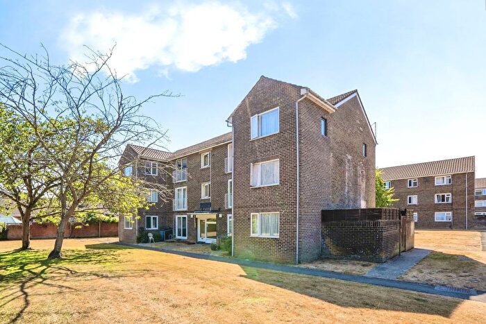 1 Bedroom Flat For Sale In Crombie Close, Waterlooville, Hampshire, PO8