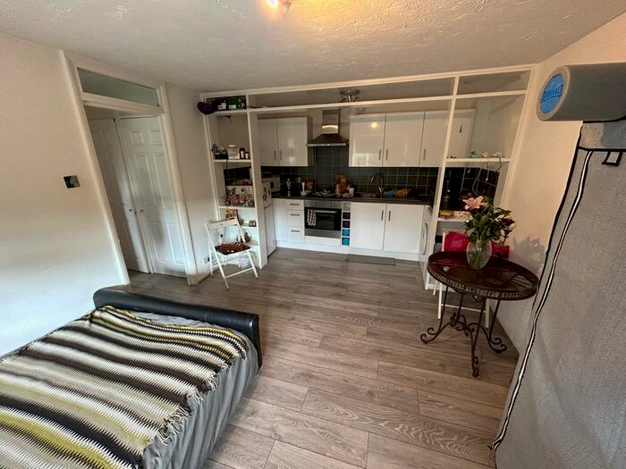 Studio To Rent In Laburnum Close, Friern Barnet, N11