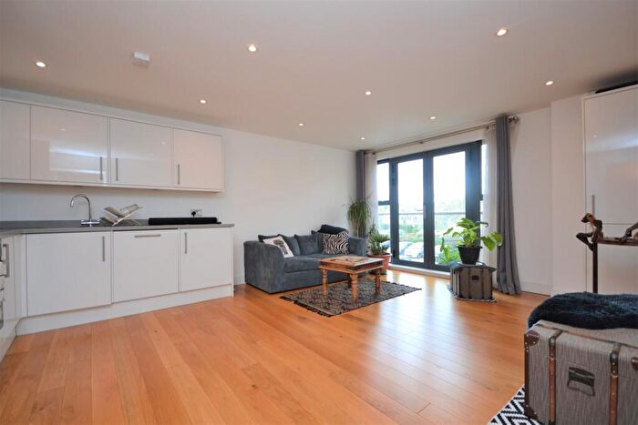 2 Bedroom Flat To Rent In Masons Hill Bromley, BR2