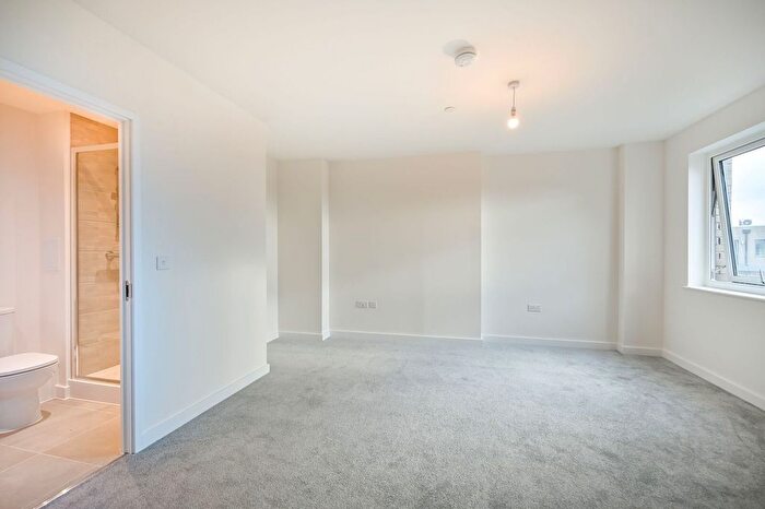 2 Bedroom Flat To Rent In Power Mill Close, New Malden, KT3