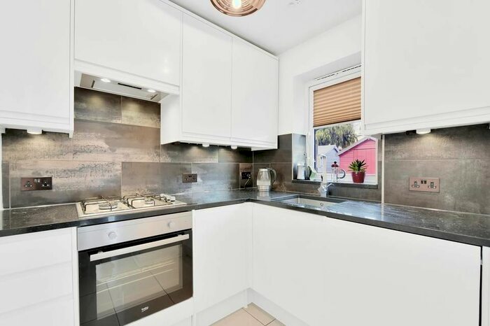 1 Bedroom Flat To Rent In Taffy's How, Mitcham, CR4