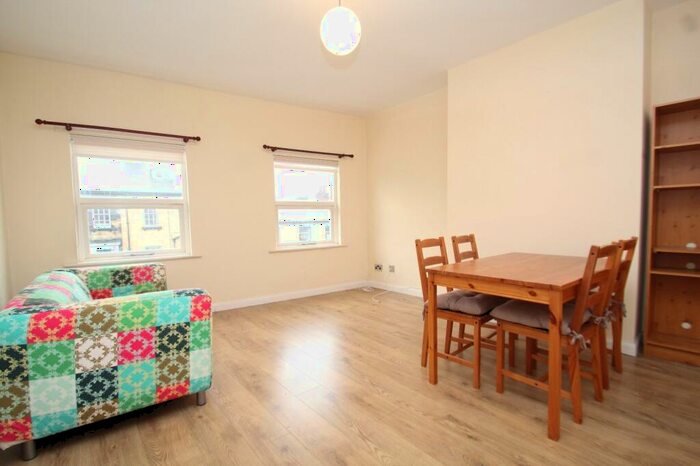 2 Bedroom Flat To Rent In Allerton Hill, Chapel Allerton, Leeds, West Yorkshire, LS7