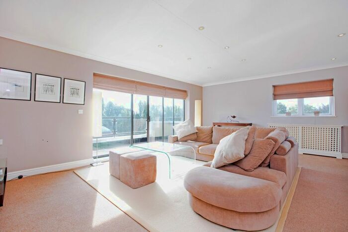 2 Bedroom Flat To Rent In Ray Park Road, Maidenhead, SL6