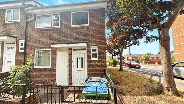 3 Bedroom End Of Terrace House To Rent In Raglan Road, London, SE18