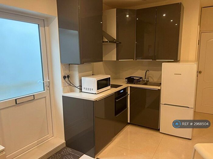 Studio To Rent In North Crescent, London, N3
