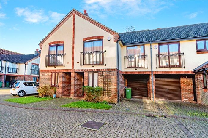 3 Bedroom Terraced House For Sale In Mayfair Gardens, Southampton, Hampshire, SO15