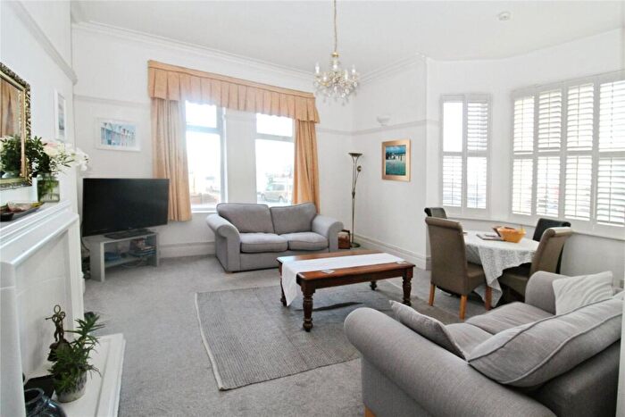 1 Bedroom Flat To Rent In South Parade, Southsea, Hampshire, PO4
