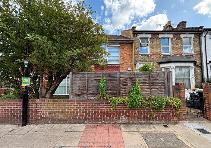 1 Bedroom Flat For Sale In A Avenue Road, Haringey, London, N15