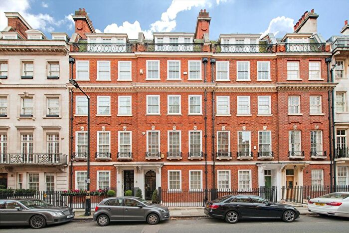 3 Bedroom Flat To Rent In Green Street, Mayfair, W1K