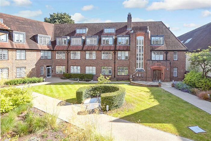 1 Bedroom Flat For Sale In Lesbourne Road, Reigate, Surrey, RH2