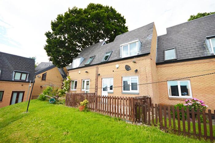2 Bedroom Town House To Rent In Greenwood Court, Meanwood, Leeds, West Yorkshire., LS6
