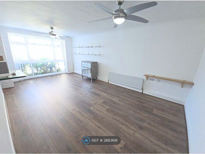 3 Bedroom Flat To Rent In New St, Horsham, RH13