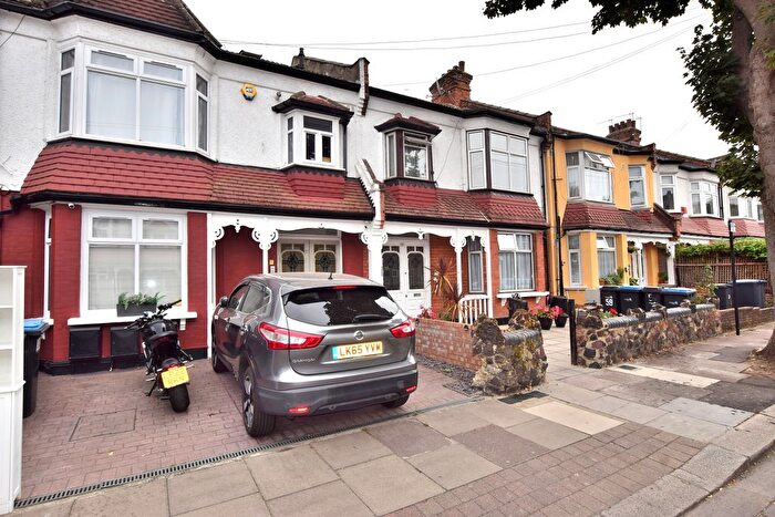 2 Bedroom Flat To Rent In Kelvin Avenue, Palmers Green, N13