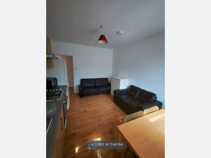2 Bedroom Flat To Rent In Wandsworth Road, London, SW8