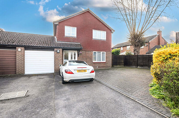 4 Bedroom Link Detached House For Sale In Opal Way, Wokingham, Berkshire, RG41