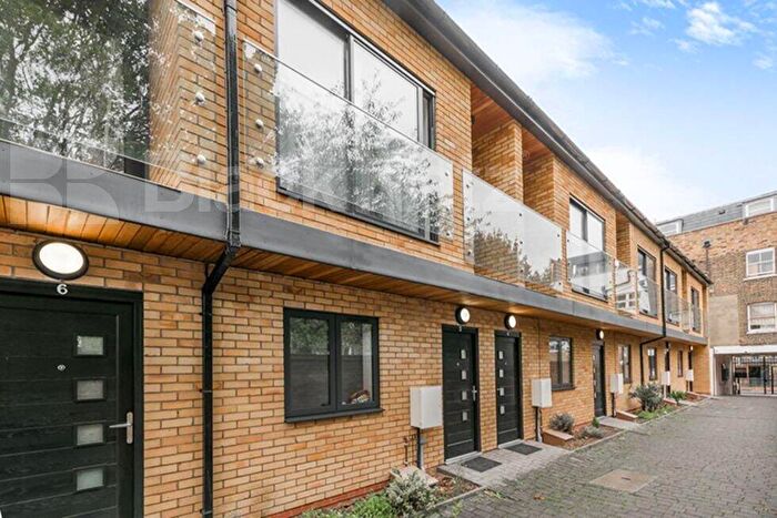 3 Bedroom Mews To Rent In Lotus Mews, Holloway, N19