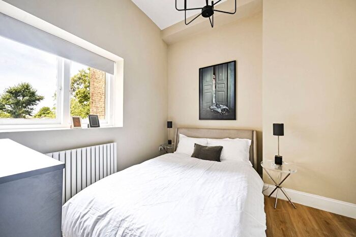 1 Bedroom Flat To Rent In St Luke's Road, Westbourne Park, London, W11