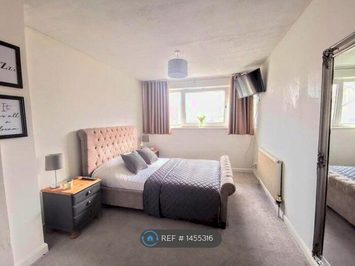 3 Bedroom Semi-Detached House To Rent In Northern Road, Aylesbury, HP19