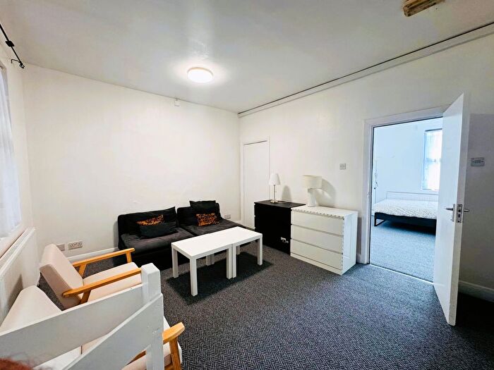 1 Bedroom Flat To Rent In King Street, UB2