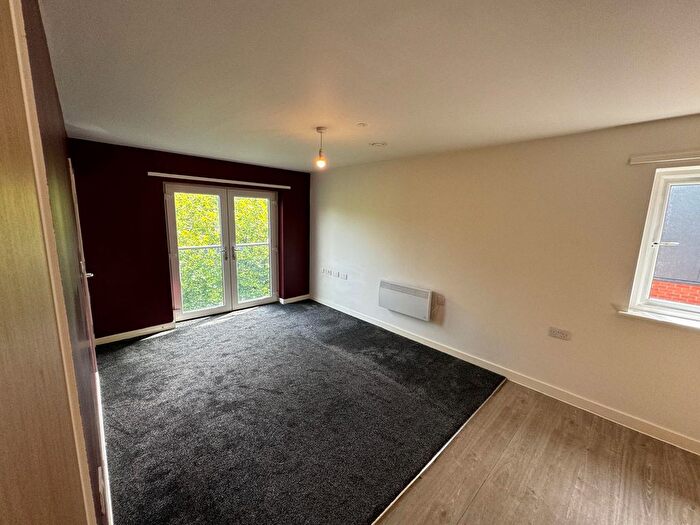 2 Bedroom Flat To Rent In Queens Park Walk, Bolton, BL1