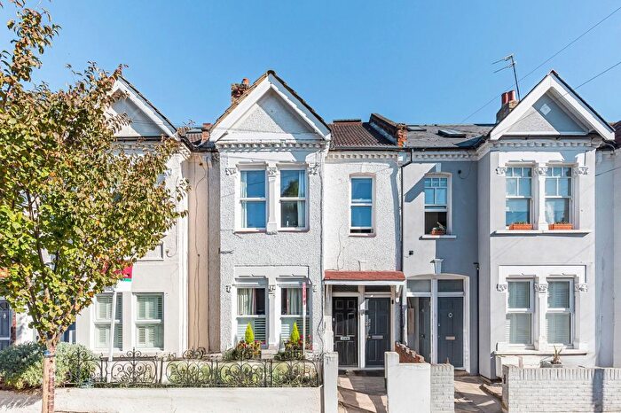 3 Bedroom Flat For Sale In Lydden Grove, Earlsfield, London, SW18