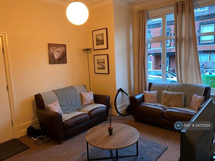 1 Bedroom Flat To Rent In Roman Place, Roundhay, LS8