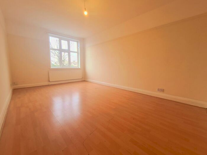 3 Bedroom Flat To Rent In Hastings Road, Bromley, BR1