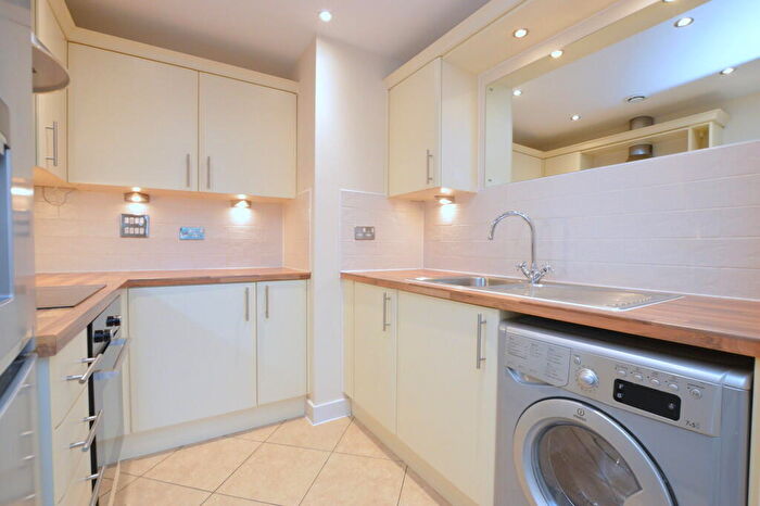 2 Bedroom Apartment For Sale In Foxboro Road, Redhill, RH1
