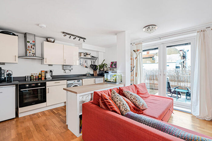 1 Bedroom Apartment For Sale In Rosemount Avenue, West Byfleet, Surrey, KT14